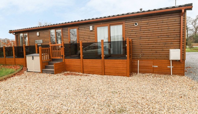 AVONAL LODGE (24), family friendly, with a garden in Dunning