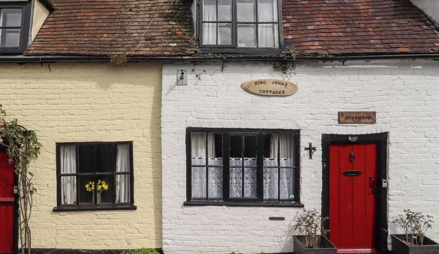 AVONMEDE, pet friendly, character holiday cottage in Tewkesbury