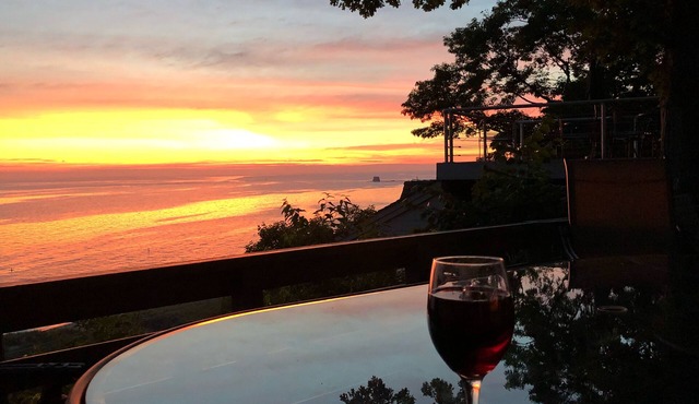 Awake with the sound of the waves, lunch seeing the boats, dinner with a sunset