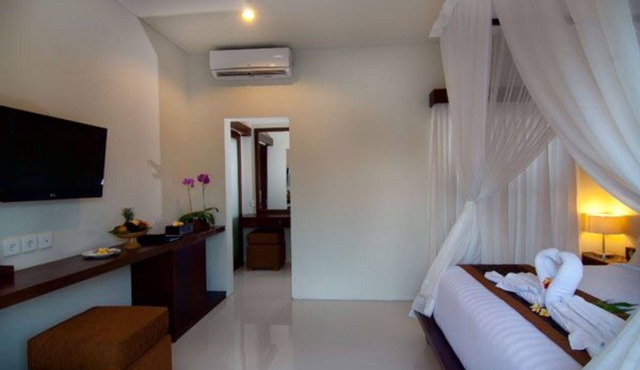 Awan Two Bedroom Private Pool Villa in Seminyak, 5 mnts walk to the beach