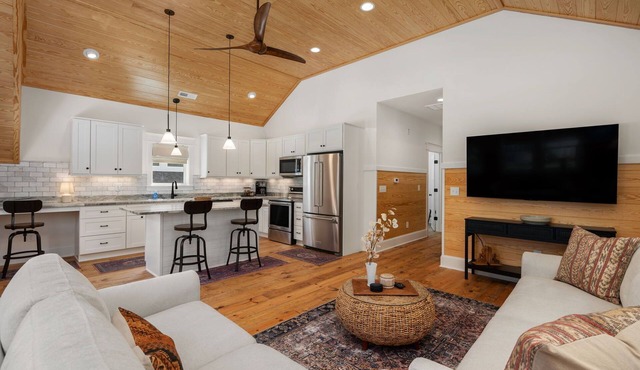 Award-Winner “The Carriage House”Gym+Pool Access