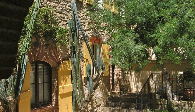 Award-winning Character Holiday Apartment in a Catalan Farmhouse ("Granados")