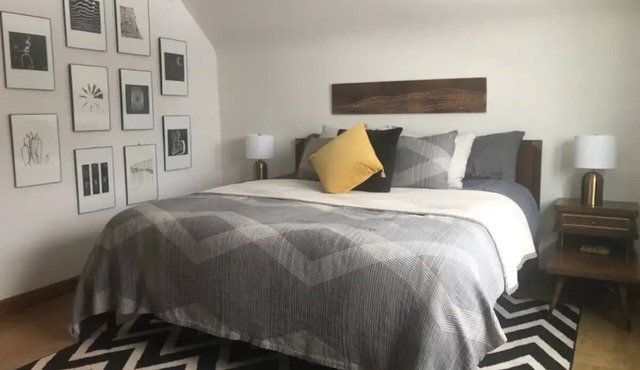 Award-winning, charming, 1-bedroom apartment with AC, WiFi in Pleasant Oak Park