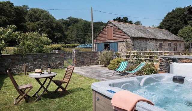 Award winning cosy cottage with private hot tub & log burner