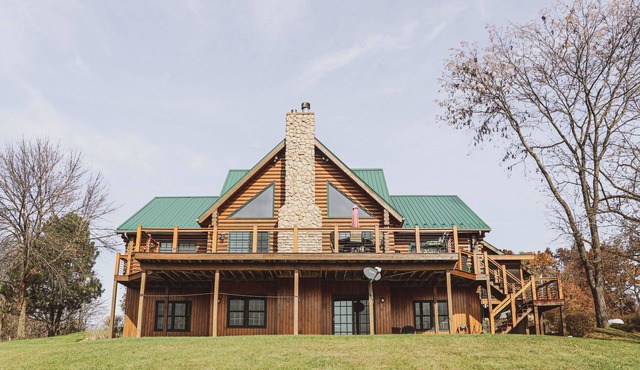Award-winning custom log cabin. 2 min away from Chestnut Mountain ski resort