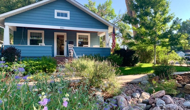 Award Winning Downtown 1923 Bungalow Pikes Peak, Garden of the Gods & Hot Tub!⭐️