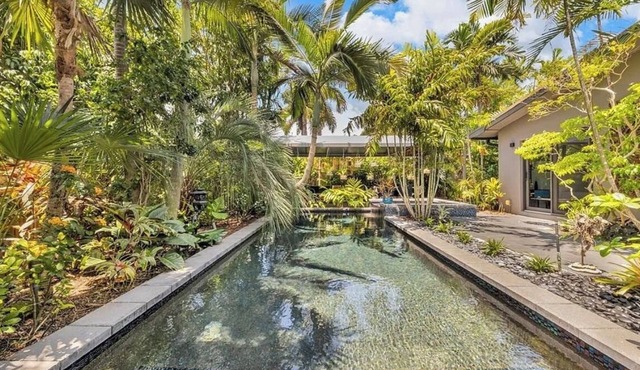 Award Winning Home! BBQ-Heated Pool-2 miles from beach