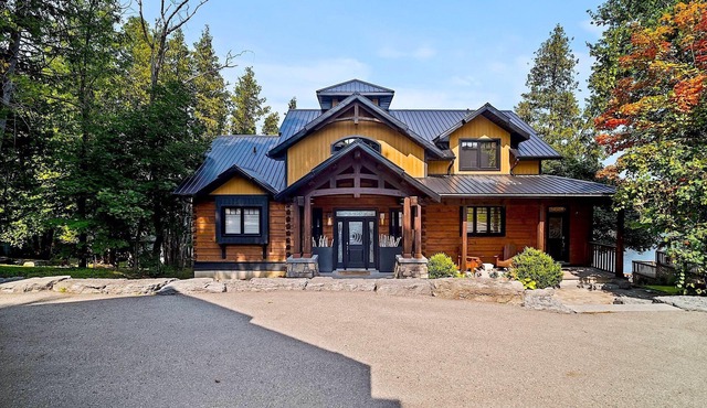 Award-Winning Luxury Waterfront Log Home Retreat!