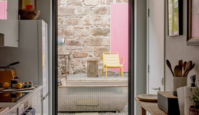 Awarding winning countryside home sleeping 6. BBQ and wood fired hot tub. Pet friendly.