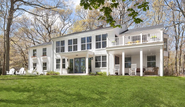 Away From it All! Bright, generous and well located 5-bedroom/3.5 Heights house