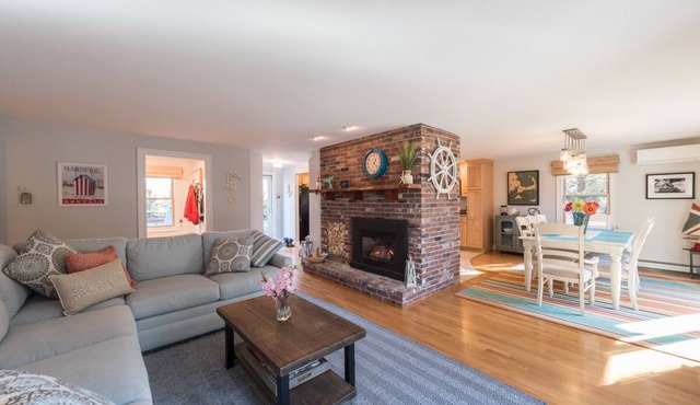 Away from it all, secluded getaway 1 mile from beach , 5 minutes to Town Center