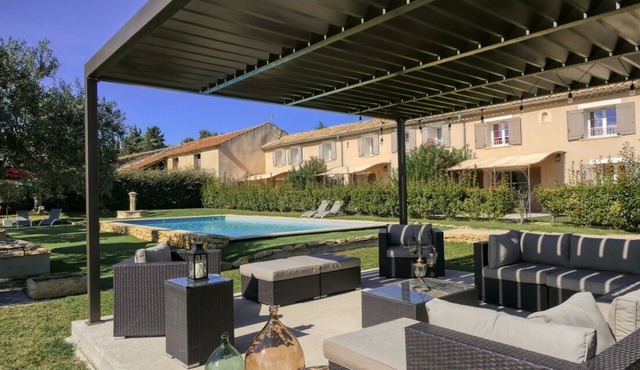 Away from the hustle and bustle, set down your suitcases in this Mas reserved for Tourisme de Charme!