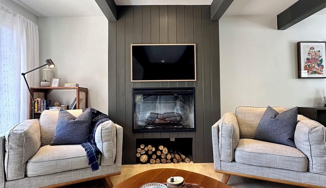 'Away' in Haliburton~ hottub, kayaks, hygge living