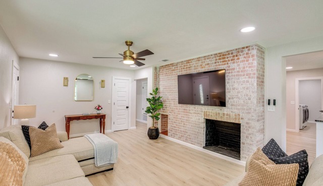 ‘Away in Paris’ Retreat w/Workspace, 2 Mi to Dtwn