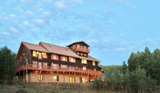 Awe-Inspiring Mtn Lodge w/hot tub for large groups