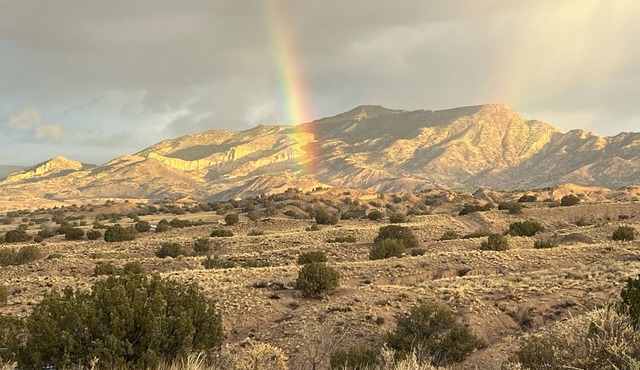 Awe inspiring views overlooking the Chama river valley, iconic Pedernal. Cozy.