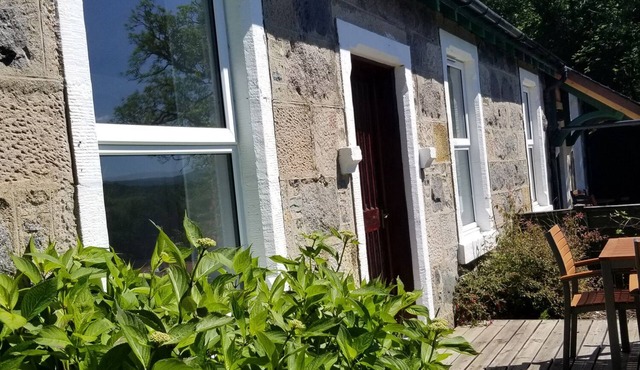 AWE VIEW RAILWAY COTTAGE, pet friendly, with open fire in Lochawe