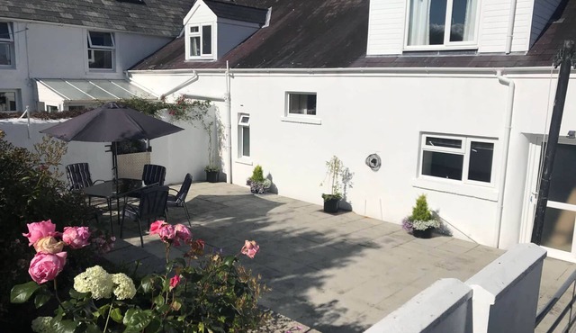 Awel Taf - A spacious 3 bedroom Cottage with Courtyard Garden!