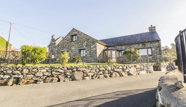 AWEL Y LLAN, family friendly, character holiday cottage in Llanfair