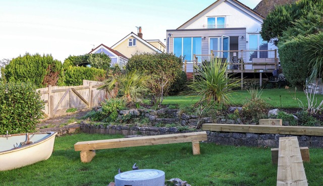 AWEL Y MOR, pet friendly, with hot tub in Prestatyn