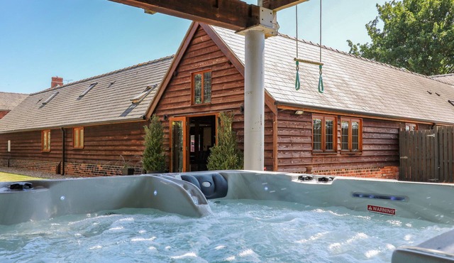 AWELFAN, pet friendly, character holiday cottage in Bettws Cedewain