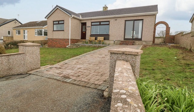 AWELFRYN, family friendly, with open fire in Rhosneigr