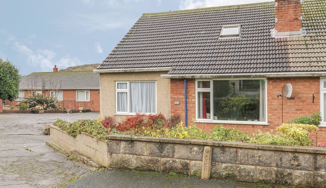 AWELON, pet friendly, country holiday cottage in Rhos-On-Sea