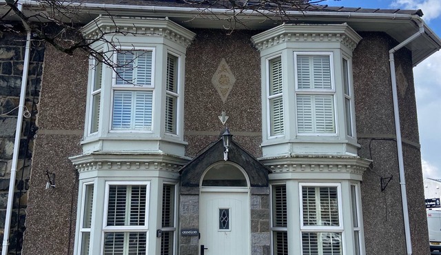 Awelon sleeps 10, Hot Tub, Log Burner, private courtyard, Porthmadog, Snowdonia