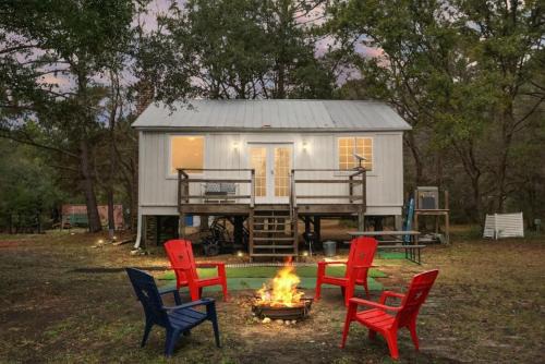 Awendaw Retreat 2 BR Cottage BBQ & Fire Pit