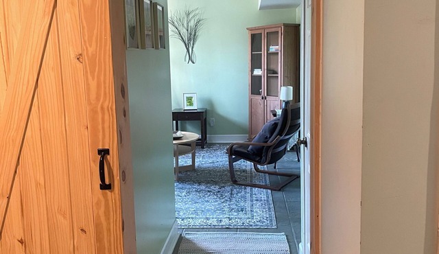 Awesome 1-bedroom apartment with front deck and wood fire sauna use