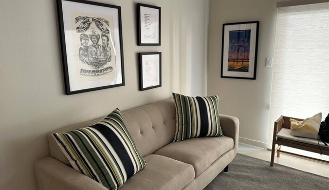 Awesome 2-bedroom Austin condo located in Tarrytown. Close to everything Austin.