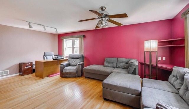 Awesome 3-bedroom house with AC in charming Gurnee