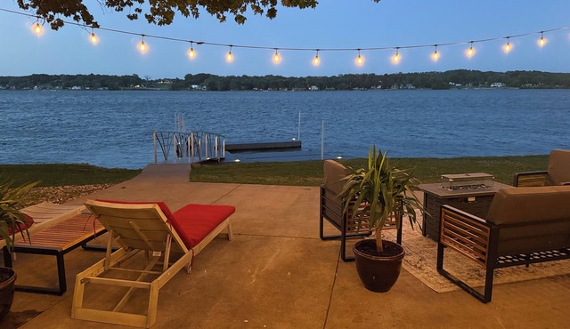 Awesome 3 Bedroom River Front Retreat right on the water!