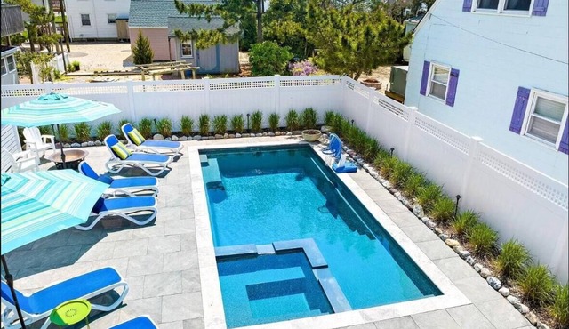 Awesome 5 bed, 5 bath, heated pool - short walk to the beach!