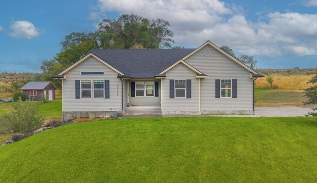 Awesome 6-bedroom house with recreation room fully equipped in charming McCammon