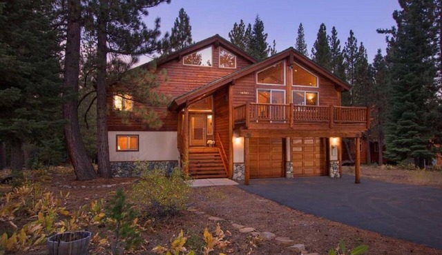 Awesome 7 bedroom Luxury Rental in Tahoe Donner w/Hot Tub, Huge Deck, Generator