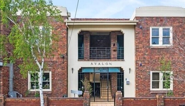Awesome Albert Park Art Deco 2 Bedroom Apt. Bevan2