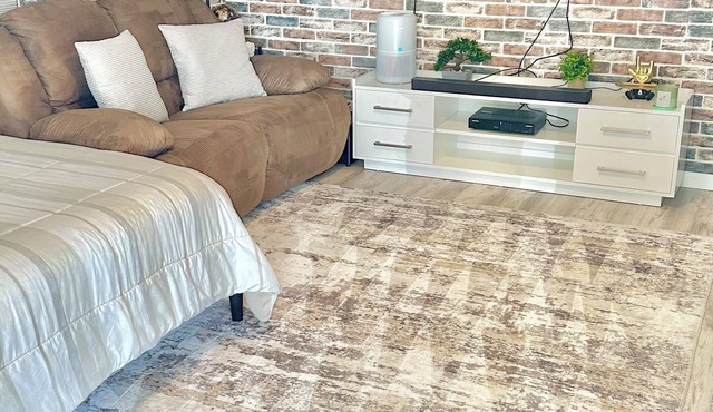 Awesome Apartment W/80” Smart TV & Surround Sound