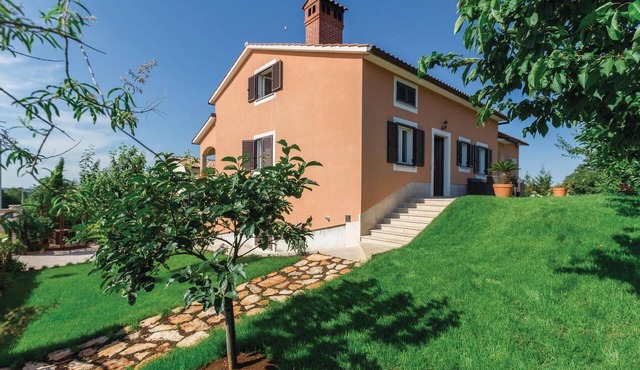 Awesome apartment in Tar-Vabriga with WiFi