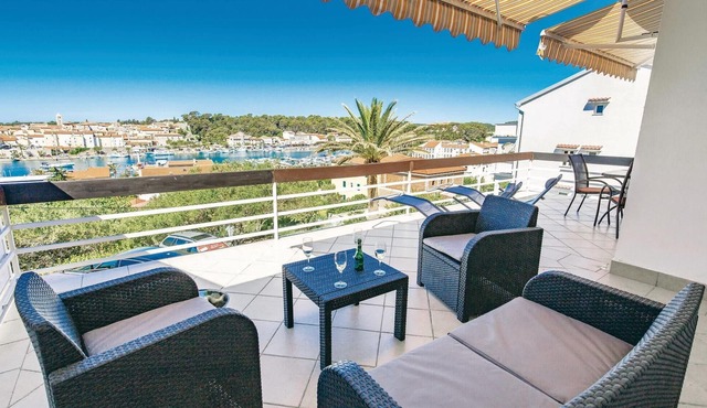 Awesome apartment in Banjol with house sea view