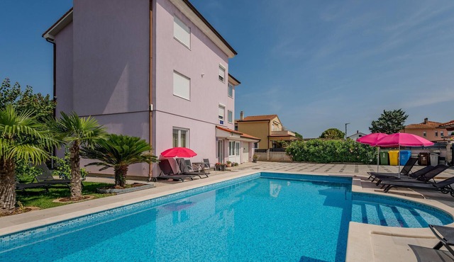 Awesome apartment in Valbandon with WiFi