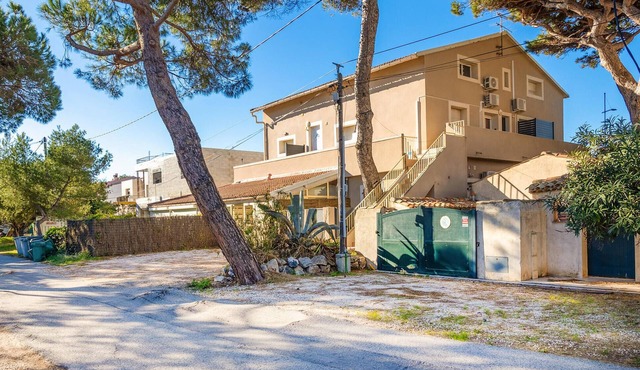 Awesome apartment in Hyères with WiFi