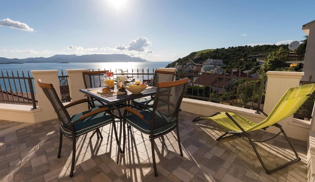 Awesome apartment in Komarna with WiFi
