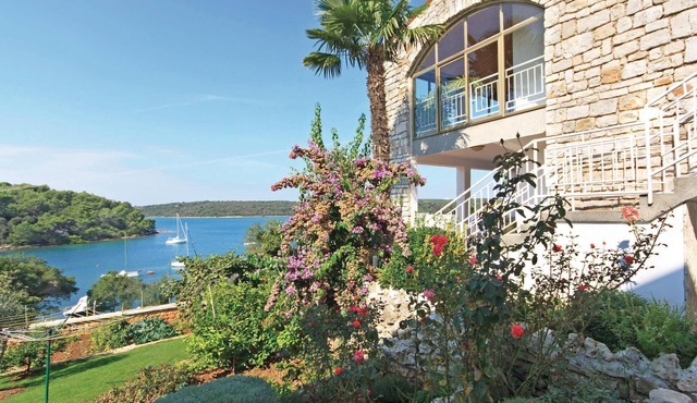 Awesome apartment in Pula with house sea view