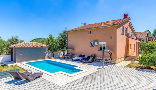 Awesome apartment in Pula with swimming pool