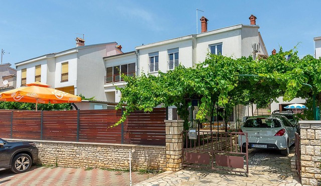 Awesome apartment in Pula with WiFi
