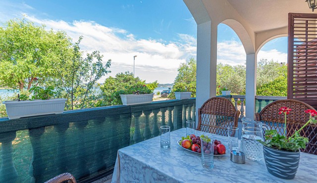 Awesome apartment in Raslina
