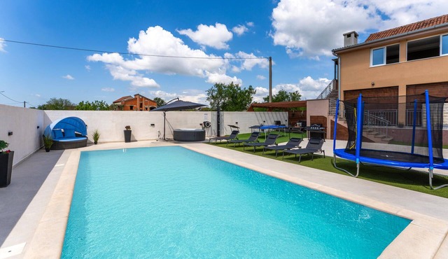 Awesome apartment in Skabrnja