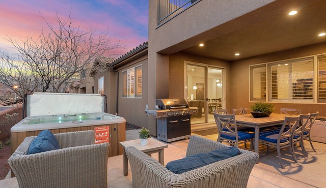 Awesome Arcade House: Private Hot Tub, Game Room, Theater!