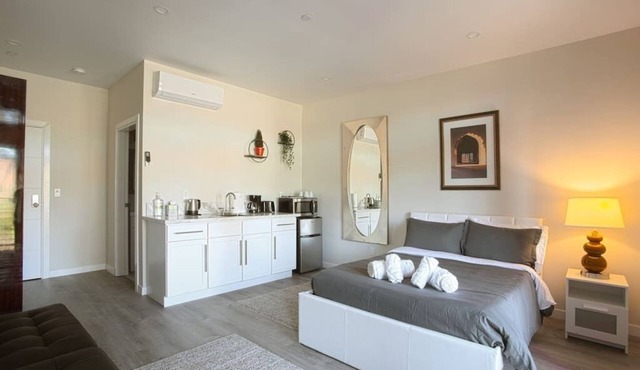 Awesome Balboa and Downtown View with Cozy Patio